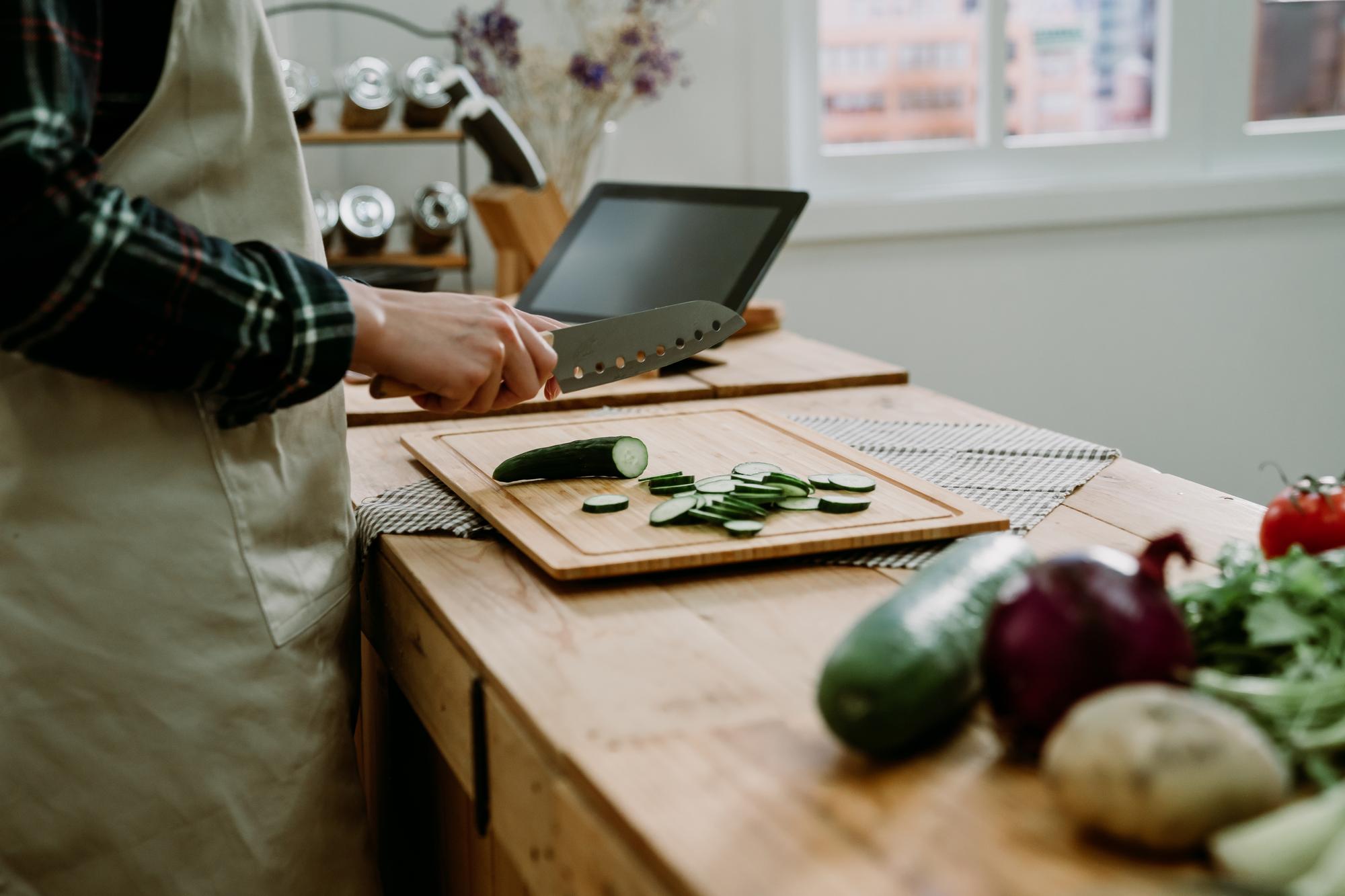 Piccola cucina artigianale con ingredienti freschi