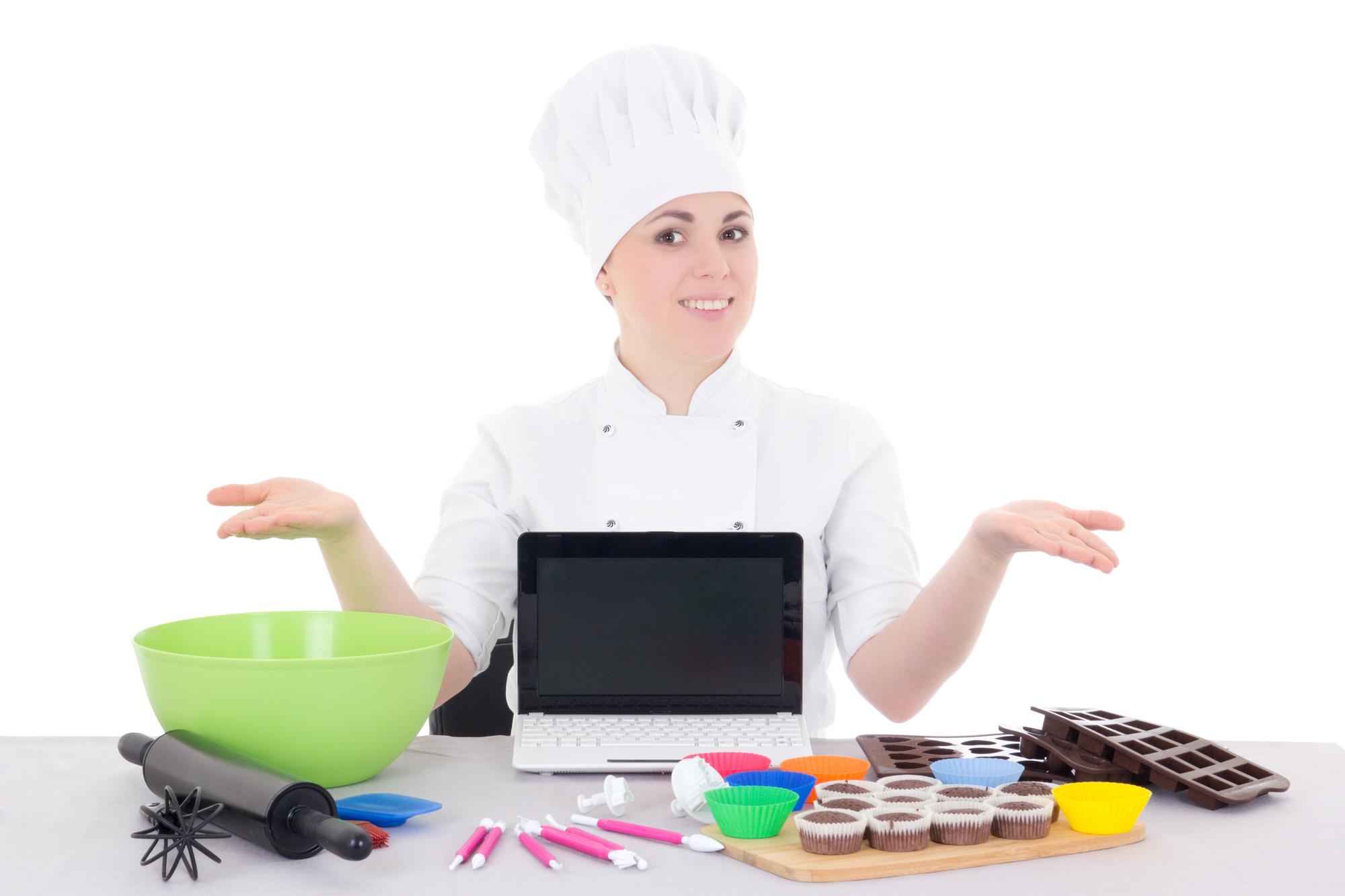 Chef che insegna davanti a una cucina domestica